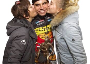 Wout Van Aert: “Het beste deel van mijn leven is dat mijn vrouw Sarah en mijn moeder beste vriendinnen zijn. Ze kunnen het zo goed met elkaar vinden. Ik ben gezegend…”