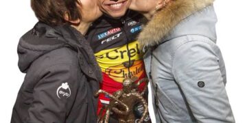 Wout Van Aert: “Het beste deel van mijn leven is dat mijn vrouw Sarah en mijn moeder beste vriendinnen zijn. Ze kunnen het zo goed met elkaar vinden. Ik ben gezegend…”