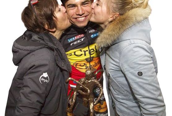 Wout Van Aert: “Het beste deel van mijn leven is dat mijn vrouw Sarah en mijn moeder beste vriendinnen zijn. Ze kunnen het zo goed met elkaar vinden. Ik ben gezegend…”