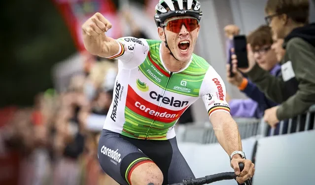 Laurens Sweeck profiteert van afwezigheid Mathieu van der Poel en Wout van Aert en wint Superprestige Diegem