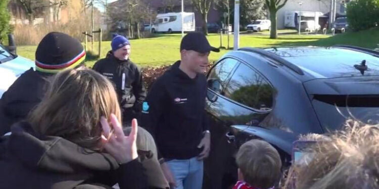 Mathieu Van der Poel arriveert in stijl in Hoogerheide met een Lamborghini, terwijl Nys zijn grote doel onthult