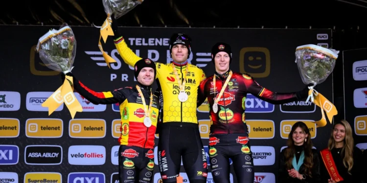 Wout van Aert behaalt eerste veldritzege van het seizoen in Gullegem