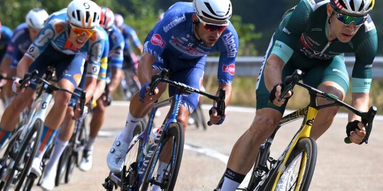 “‘Het zou de sport veel veiliger maken’: Wout van Aert pleit voor versnellingsbeperkingen in het wielrennen”