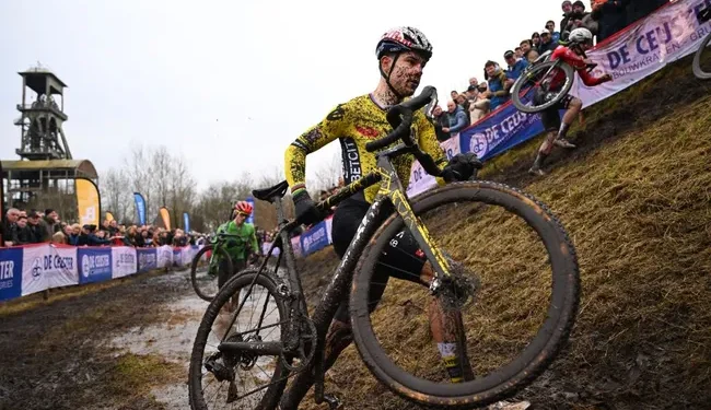 Wout van Aert revient sur son erreur stupide qui lui a coûté cher en Coupe du monde face à Mathieu van der Poel