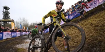 Wout van Aert reflecteert op ‘domme fout’ die hem kostte in World Cup Showdown tegen Mathieu van der Poel