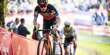 “Ik denk dat ik iets beter was op de technische secties”, maar Eli Iserbyt geeft nederlaag toe aan Wout van Aert bij Gullegem Cross