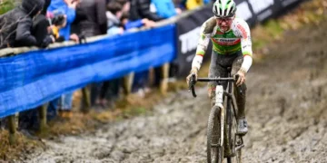 “Ik heb Wout een tijdje geprobeerd te volgen, maar die man is een machine” – Emiel Verstrynge blikt terug op zijn finish achter Van Aert op de World Cup Dendermonde