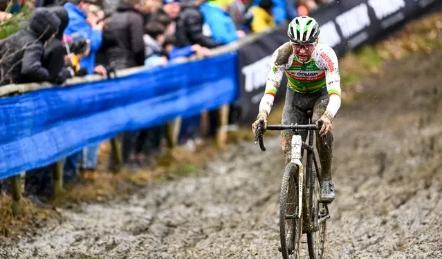 “Ik heb Wout een tijdje geprobeerd te volgen, maar die man is een machine” – Emiel Verstrynge blikt terug op zijn finish achter Van Aert op de World Cup Dendermonde