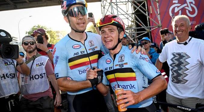 Dankzij Remco’s aanwezigheid kan Wout Van Aert vanuit een verdedigende positie koersen