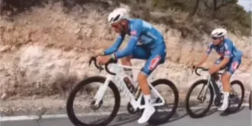 Van Aert, maak je klaar! Van der Poel voltooit monstertraining voor terugkeer veldrijden (met Philipsen in zijn wiel)