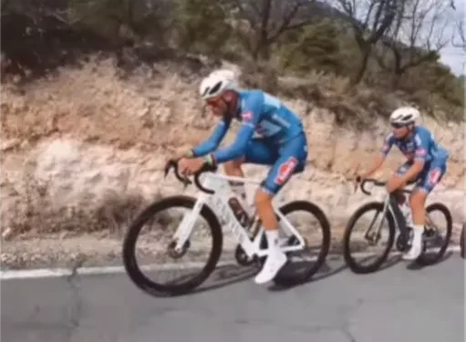 Van Aert, maak je klaar! Van der Poel voltooit monstertraining voor terugkeer veldrijden (met Philipsen in zijn wiel)