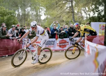 “Wout van Aert kan het dichtst bij Mathieu van der Poel komen” – Belgische coach steunt Visma-ster voorafgaand aan CX-wereldkampioenschappen