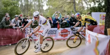 “Wout van Aert kan het dichtst bij Mathieu van der Poel komen” – Belgische coach steunt Visma-ster voorafgaand aan CX-wereldkampioenschappen