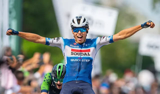 “Hij lijkt op Wout Van Aert… Ik denk dat hij nog veel sneller is dan Wout” – Tim Merlier prijst wonderkind van Quick-Step voor debuut in Giro d’Italia