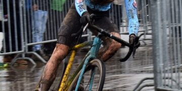 Kan Thibau Nys zowel veldrijden als wegwielrennen domineren? Critici wegen af meer details hieronder