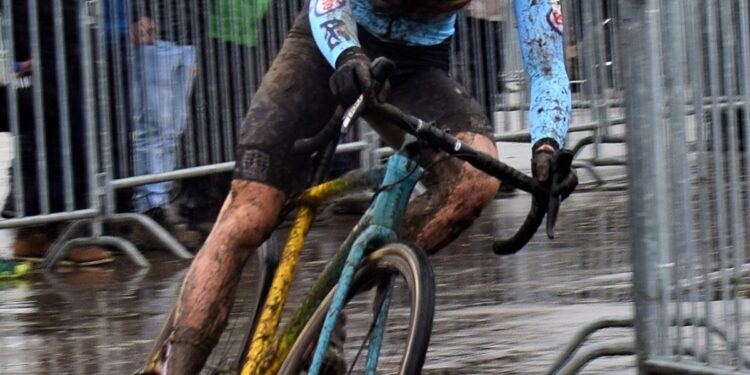 Kan Thibau Nys zowel veldrijden als wegwielrennen domineren? Critici wegen af meer details hieronder