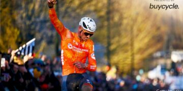 Mathieu van der Poel pakt zevende wereldtitel veldrijden, evenaart record Erik De Vlaeminck