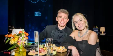 Anna Eikendal verrast Thibau Nys met de Crystal Bike voor Beste Jongere: “Samen naar de Spelen in 2028? Hoe cool zou dat zijn!”