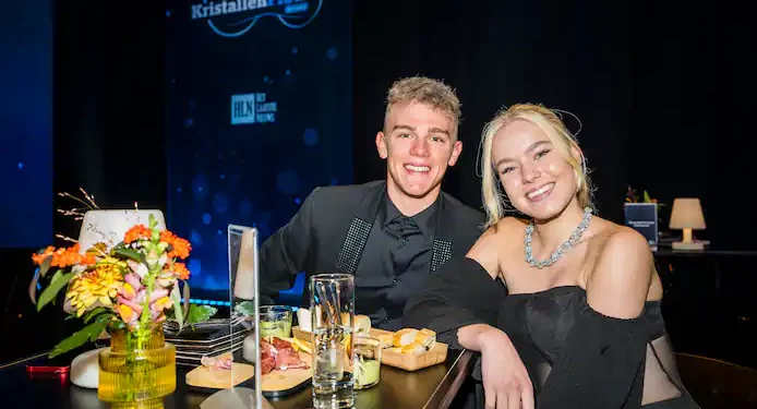 Anna Eikendal verrast Thibau Nys met de Crystal Bike voor Beste Jongere: “Samen naar de Spelen in 2028? Hoe cool zou dat zijn!”