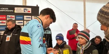 Van Aert emotioneel over jonge fans: “Er zijn nog steeds eerlijke mensen”