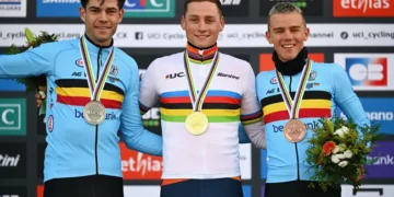 ‘Een droom’ – Thibau Nys herstelt van ziekte met derde plaats op WK veldrijden achter Van der Poel en Van Aert