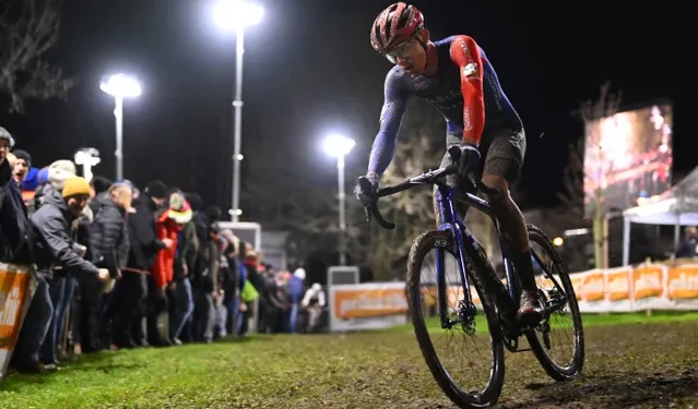 “Soms sliep ik op vier verschillende plekken in één week” – Thibau Nys vertelt openhartig over de scheiding van zijn ouders