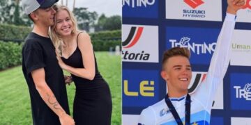 Thibau Nys ontvangt speciaal felicitatiegeschenk van vriendin Anna Eikendal