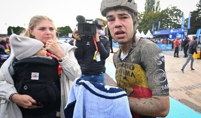 Sarah De Bie slaat terug naar online trollen na het verdedigen van Wout van Aerts racebeslissingen meer details binnenin