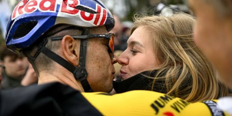 Wout van Aert legt de lat hoog voor Valentijnsdag met oprecht gebaar voor vrouw Sarah 😍