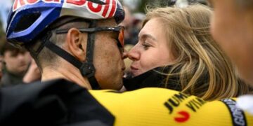 Na 2 weken afwezigheid vanwege de Volta ao Algarve: Sarah verrast Wout Van Aert met familiebezoek