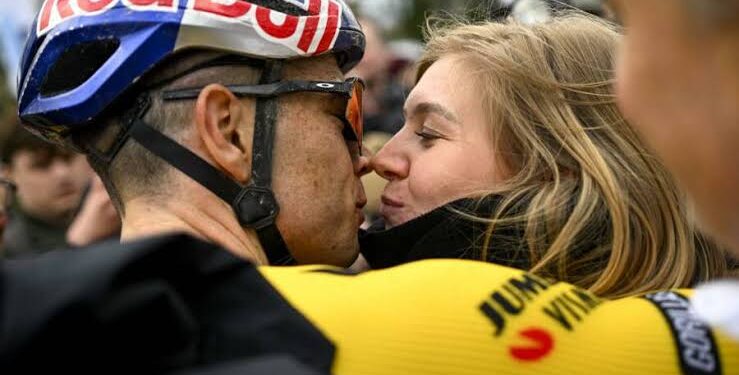 Na 2 weken afwezigheid vanwege de Volta ao Algarve: Sarah verrast Wout Van Aert met familiebezoek