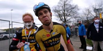 “Gisteravond was een van de beste voor mij” – Wout van Aert reageert gekscherend op plagerijen van teamgenoten na bezoek van vrouw