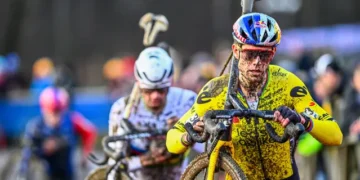 Eli Iserbyt worstelt om te zien hoe Wout Van Aert Van der Poels zevende titel kan stoppen: “Elk jaar denk je dat hij niet beter zal worden, maar dan komt hij en is hij gewoon fenomenaal”