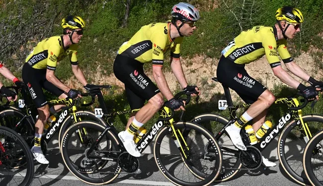 Teammanager van Wout van Aert haalt uit naar UCI na incident met Milan Fretin in sprint