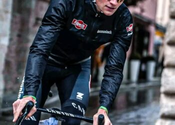 Mathieu van der Poel onthult frisse look met nieuwe fiets, helm en outfit.Meer details hieronder ⬇️