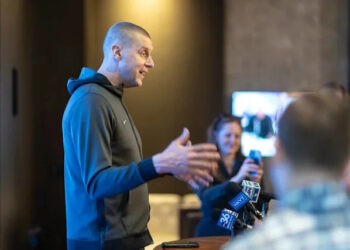 Kentucky Wildcats head coach Mark Pope is going the extra mile—literally—to ensure his team has strong fan support in the 2025 NCAA Tournament. In a unique and generous move, Pope has offered to pay for gas money for Kentucky fans willing to drive to Milwaukee,