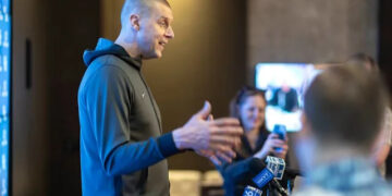 Kentucky Wildcats head coach Mark Pope is going the extra mile—literally—to ensure his team has strong fan support in the 2025 NCAA Tournament. In a unique and generous move, Pope has offered to pay for gas money for Kentucky fans willing to drive to Milwaukee,