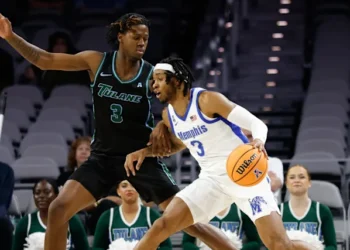 Kentucky basketball has secured a key addition from the transfer portal, as Tulane standout Kam Williams has committed to the Wildcats. The 6-foot-8 wing brings versatility, defensive prowess, and an impressive shooting touch to Kentucky’s roster for the 2025-26 season.