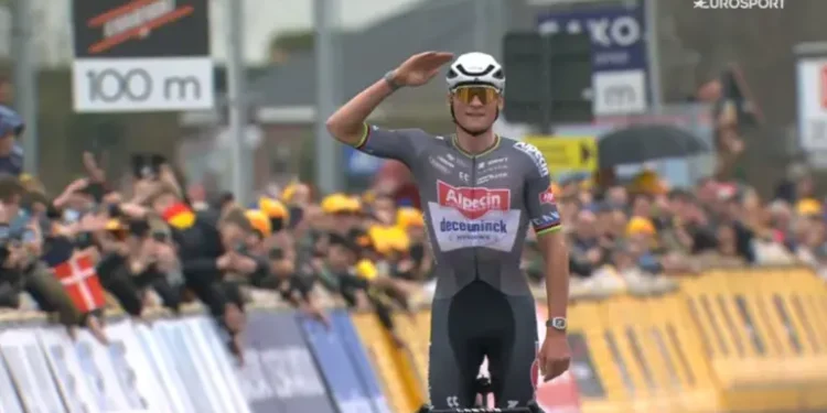 Wielerlegende De Vlaeminck houdt kritiek niet tegen: van “Van der Poel zat 250 kilometer in de wielen” tot “Vroeger reden we ook alle wedstrijden”