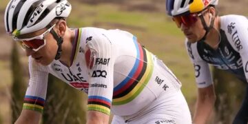 Tadej Pogačar devient le premier double champion des Strade Bianche ! plus de détails ci-dessous