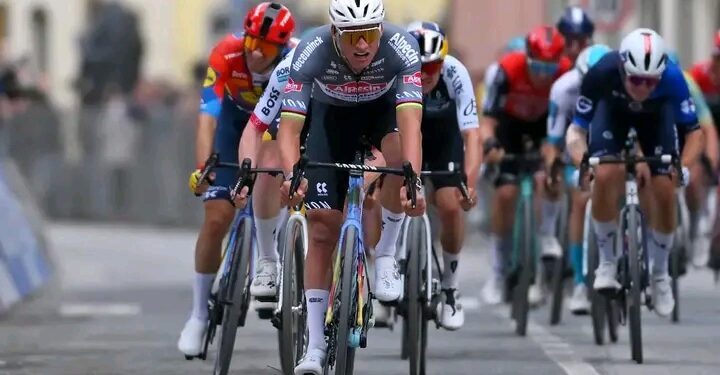 Mathieu van der Poel prijst vorm van rivaal: “Hij was gisteren 3e en vandaag 2e, en heeft zich goed voorbereid op Milaan-Sanremo”