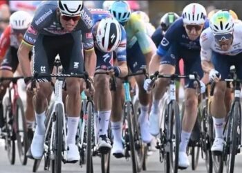 Het was behoorlijk verrassend toen Mathieu van der Poel besloot zijn seizoen al op dinsdag te beginnen bij Le Samyn. Maar de renner van Alpecin-Deceuninck wist precies waarom hij voor deze specifieke wedstrijd koos, met een eindsprint op een oplopende kasseienstrook.