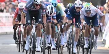 Het was behoorlijk verrassend toen Mathieu van der Poel besloot zijn seizoen al op dinsdag te beginnen bij Le Samyn. Maar de renner van Alpecin-Deceuninck wist precies waarom hij voor deze specifieke wedstrijd koos, met een eindsprint op een oplopende kasseienstrook.