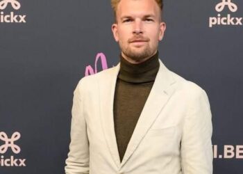 “Door deze regels moest Wout van Aert vanaf de vierde rij starten, wat volgens Van Gucht een rechtstreeks duel tussen Van Aert en Mathieu van der Poel verhinderde”.Meer zien👇