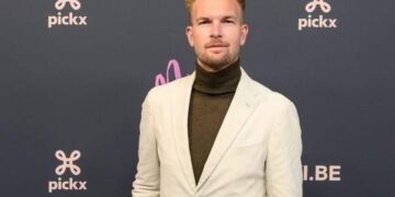 “Door deze regels moest Wout van Aert vanaf de vierde rij starten, wat volgens Van Gucht een rechtstreeks duel tussen Van Aert en Mathieu van der Poel verhinderde”.Meer zien👇