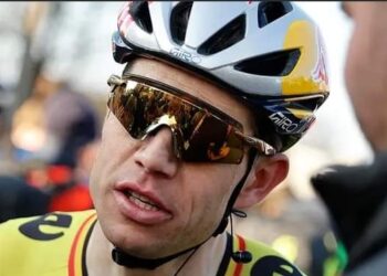 Wout van Aert laat zijn grappige kant zien met het beantwoorden van ongewone vragen👀👇