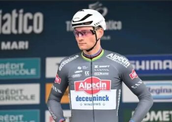 Mathieu van der Poel blikt terug op regenachtige dag in Tirreno-Adriatico: “De klim was niet zwaar genoeg om grote verschillen te maken”