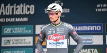 Mathieu van der Poel blikt terug op regenachtige dag in Tirreno-Adriatico: “De klim was niet zwaar genoeg om grote verschillen te maken”
