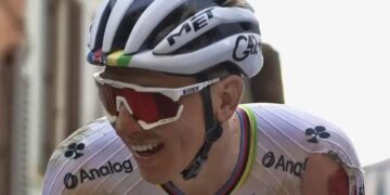 Tadej Pogacar begraaft hoop Van der Poel & co