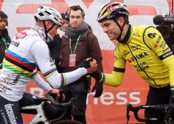 Van der Poel die Sanremo wint “op de meest vlammende, iconische manier mogelijk” is slecht nieuws voor Wout van Aert, volgens Jan Bakelants.Meer details hieronder..⬇️